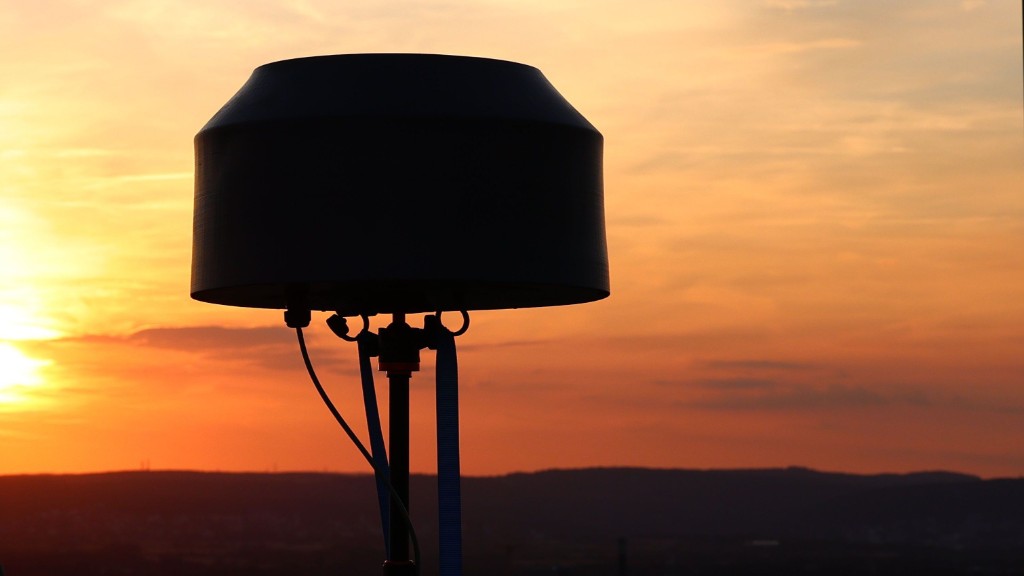Silhouette mobiler Messtechnik vor orangefarbenem Sonnenuntergang und Hügellinie